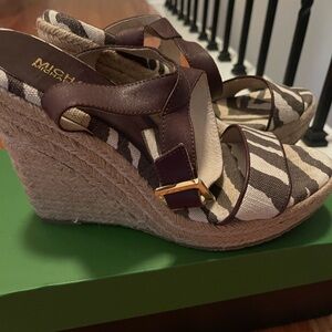 Brown/Tan espadrilles fasten around ankles